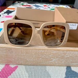 BNWT BURBERRY London Penelope Sunglasses Light Brown Oversized